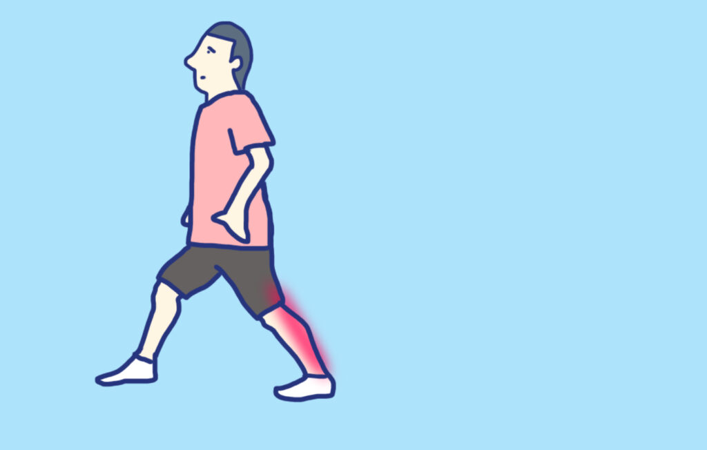 立位で足を前後に開き、後ろの足のふくらはぎ(下腿三頭筋)をストレッチしている