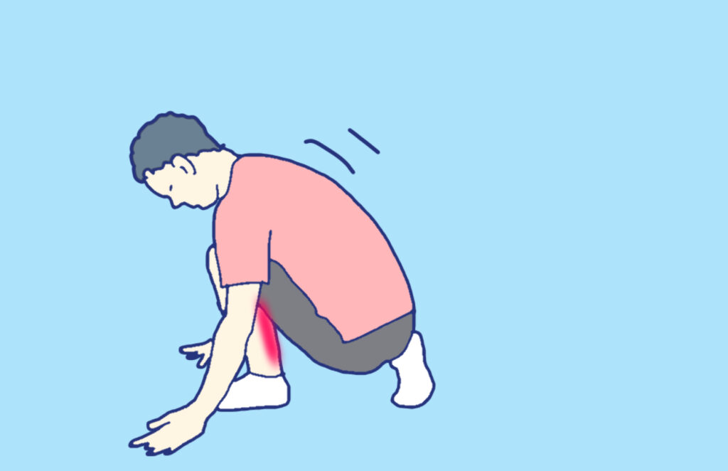 ヒラメ筋の伸ばし方を説明している。しゃがみこんだ状態で片足に体重を掛けてアキレス腱とヒラメ筋を伸ばしている。