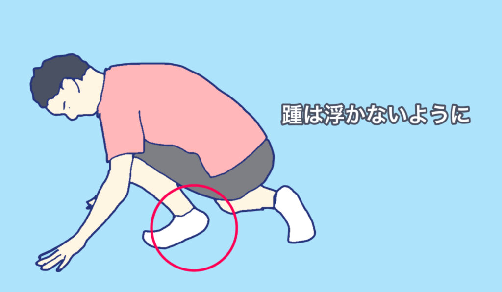 ヒラメ筋のストレッチの補足で、かかとが浮かないようすることを説明している。