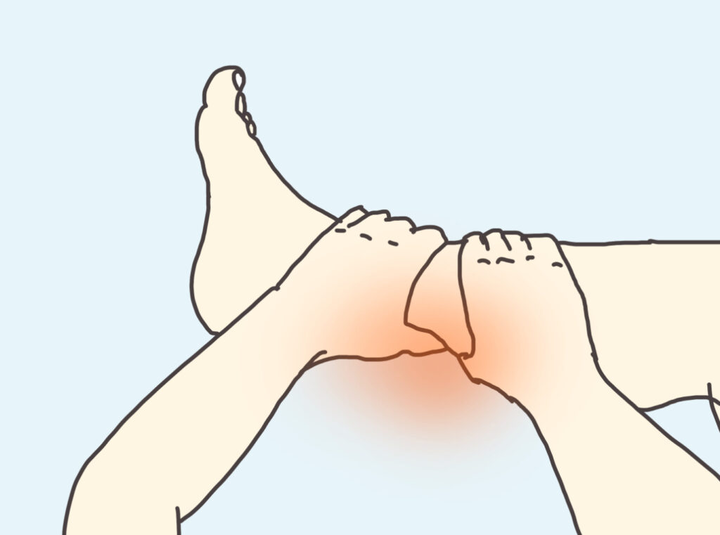 ふくらはぎがつった時に、伸ばす代わりに両手でふくらはぎの筋肉を押している